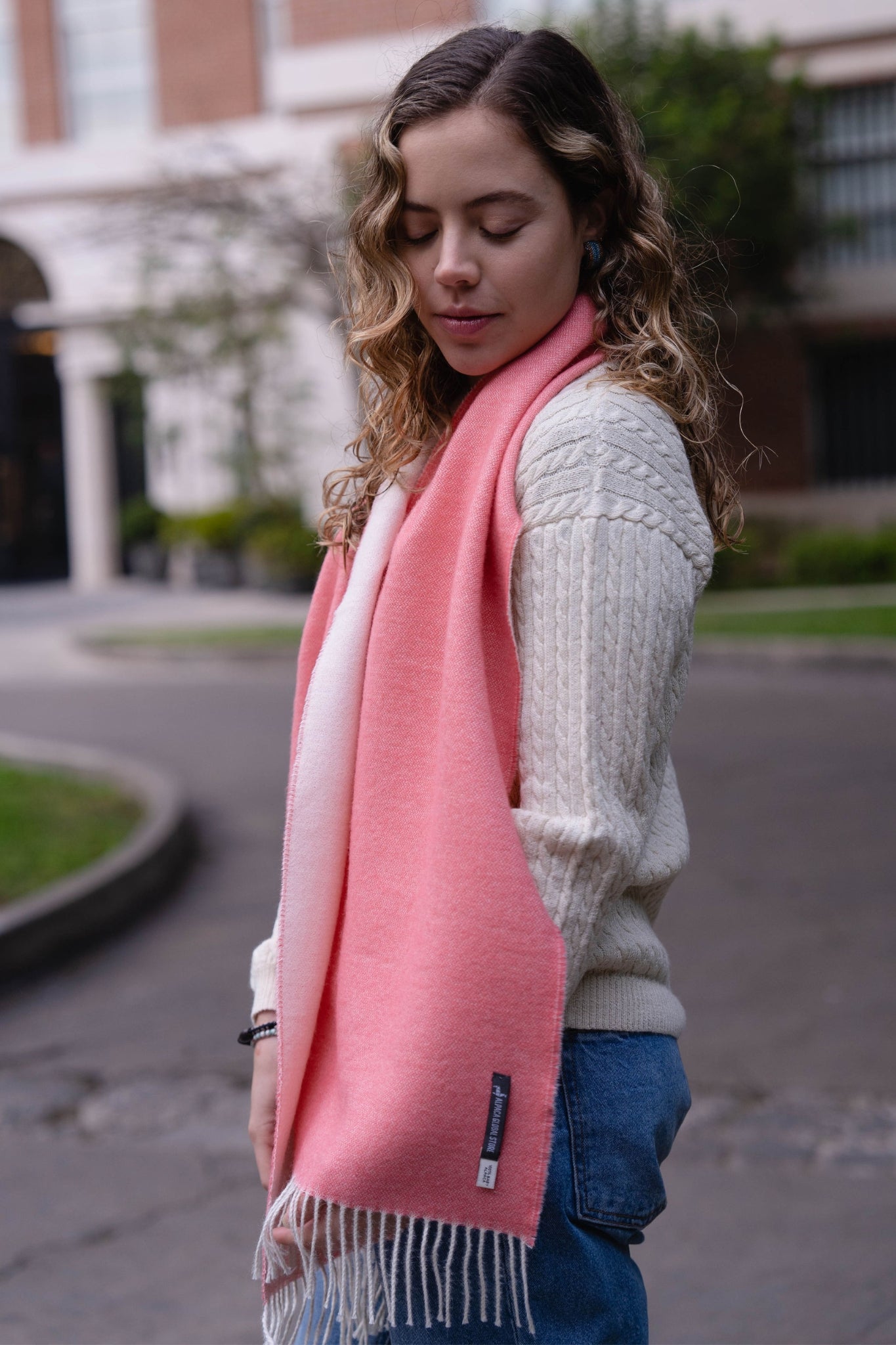 BUFANDA BLANCO Y CORAL - 100% BABY ALPACA
