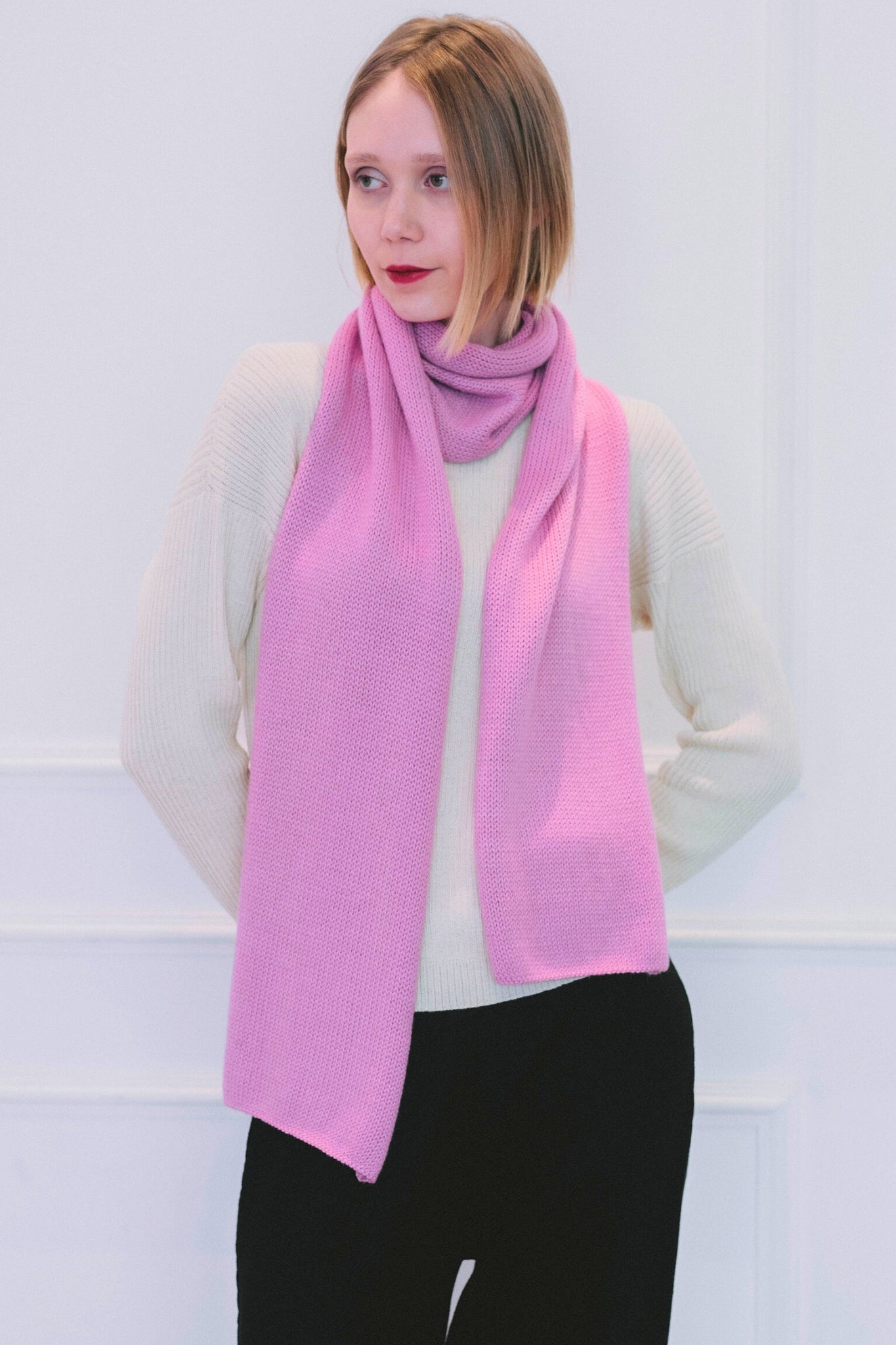 Modischer Alpaka Schal Damen in Rosa, Modell "Mayu", weicher und warmer Winterschal für kalte Wintertage und elegante Outfits.