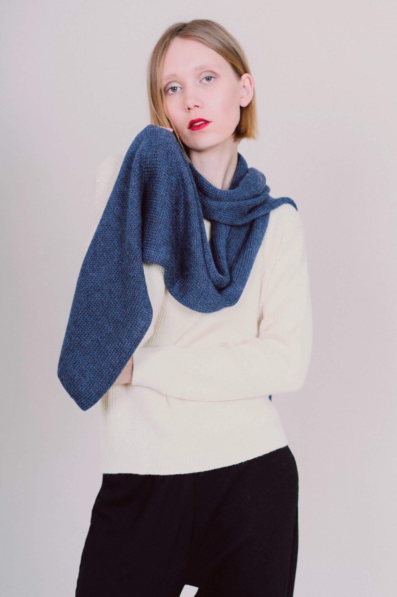 Eleganter Schal Blau für Damen, Modell "Mayu", warmer Wollschal für kalte Tage, perfekt für stilvolle Winteroutfits.