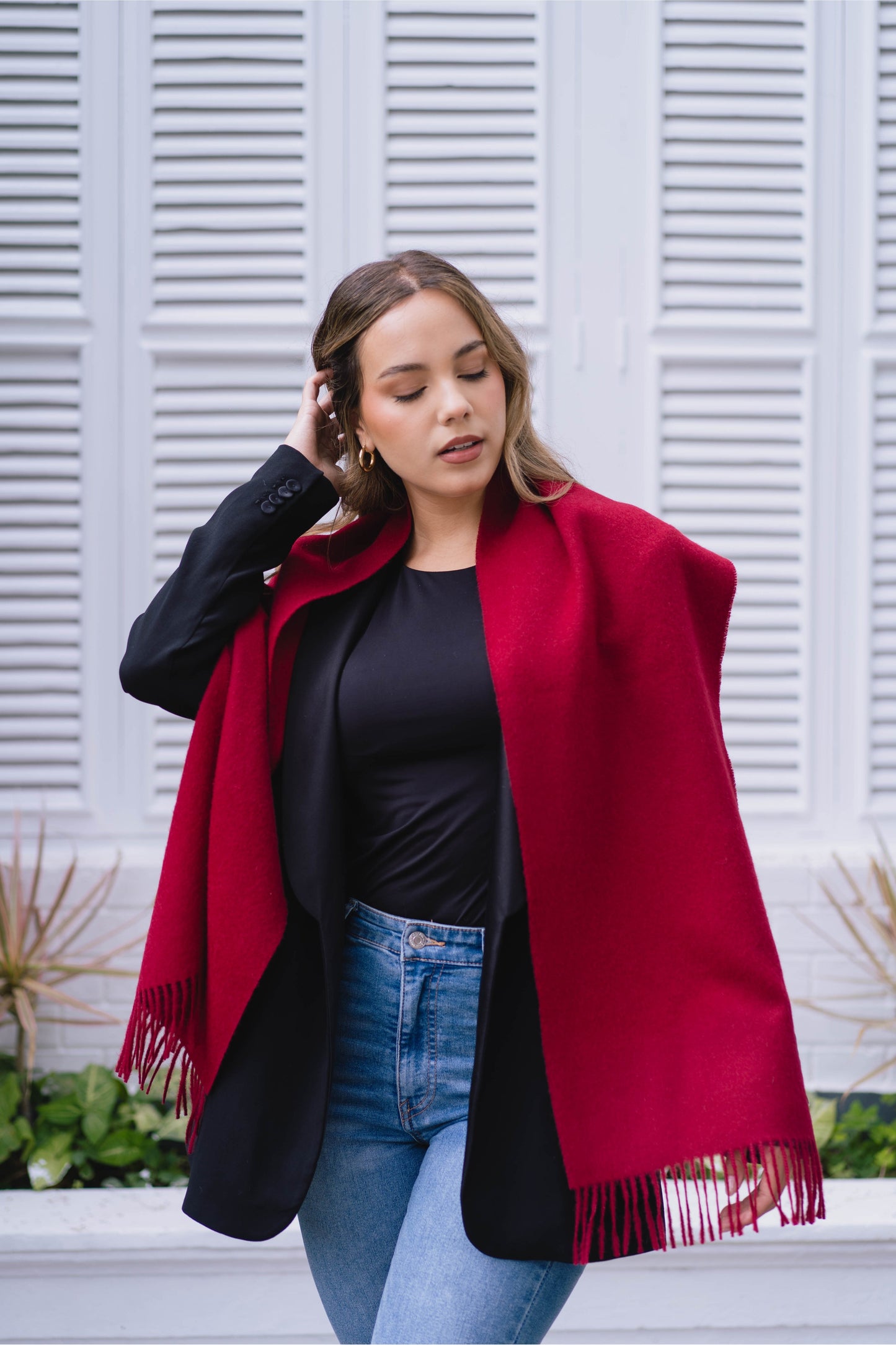 Eleganter Schal Weinrot für Damen, warmer Wollschal für kalte Tage, ideal für stilvolle Winteroutfits und ultimativen Komfort.