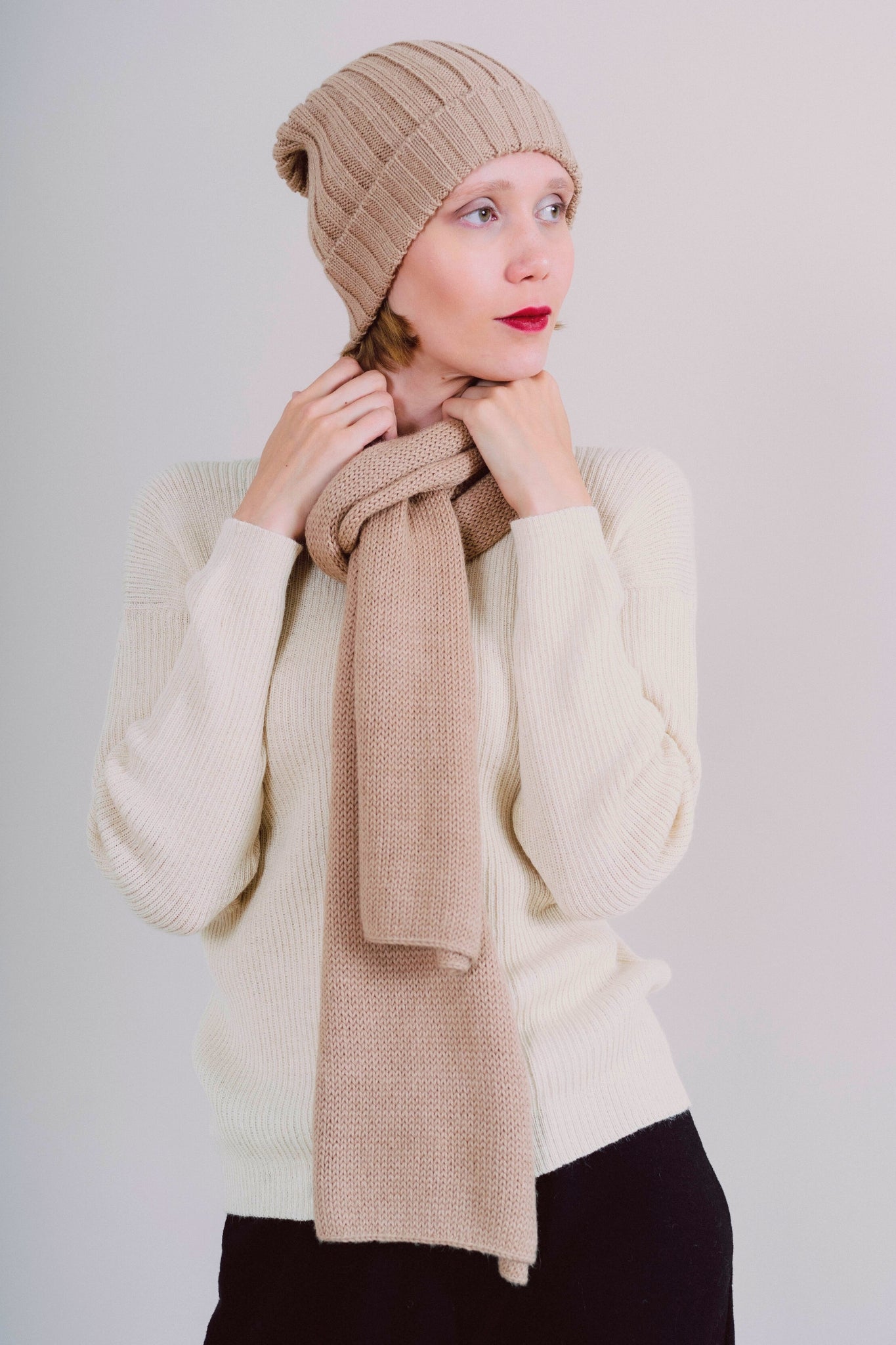 Zachte en warme sjaal beige dames van alpaca, ideaal voor de winter. Luxe en stijlvolle keuze voor elke gelegenheid.