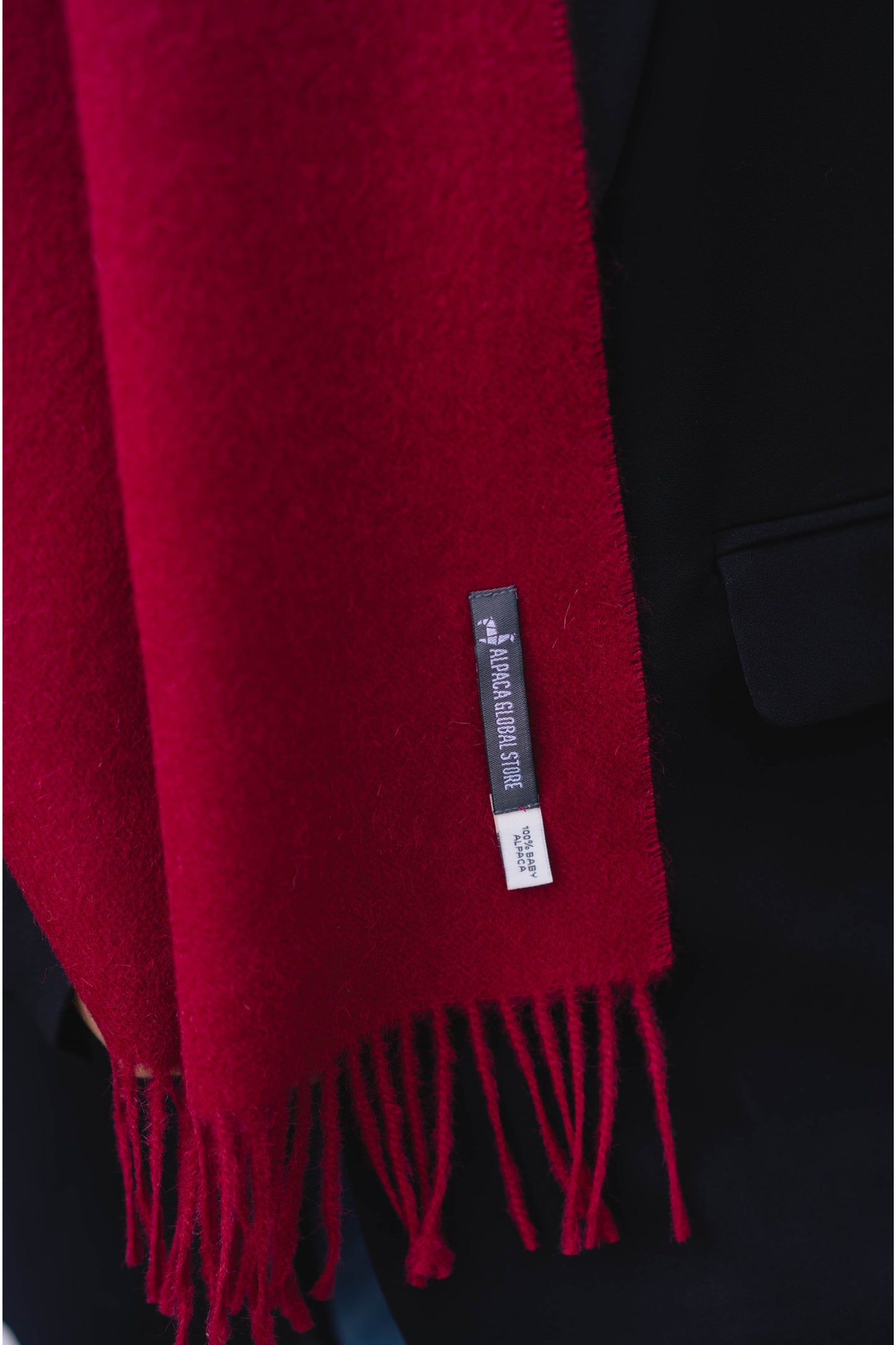 Luxe alpaca sjaal in diepe wijnkleur voor dames. Zacht, warm en stijlvol accessoire voor koude dagen en elegante winterlooks.
