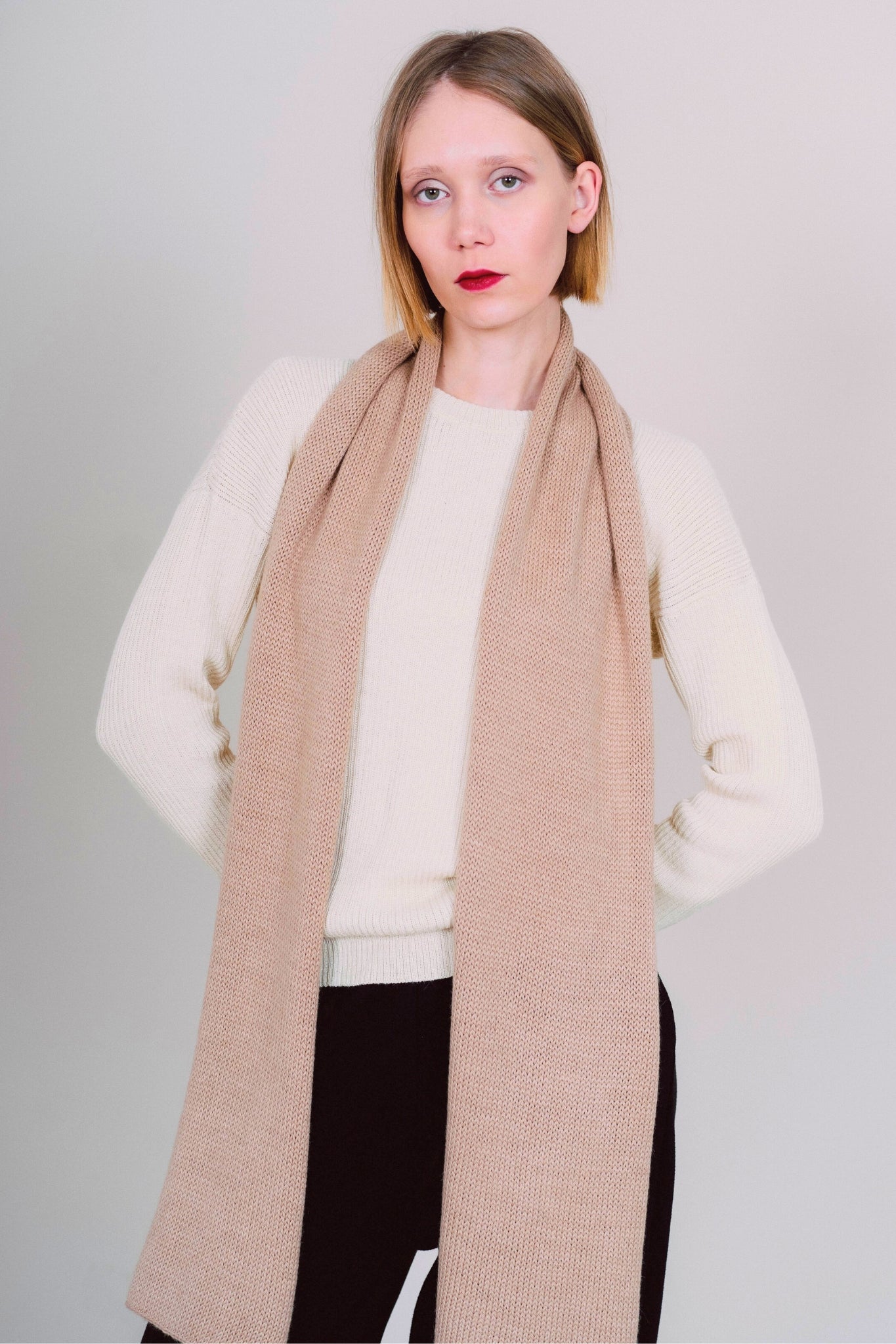 Écharpe beige en laine d’alpaga pour femme, modèle Mayu. Un accessoire chic et chaleureux pour l’hiver, offrant confort et style.