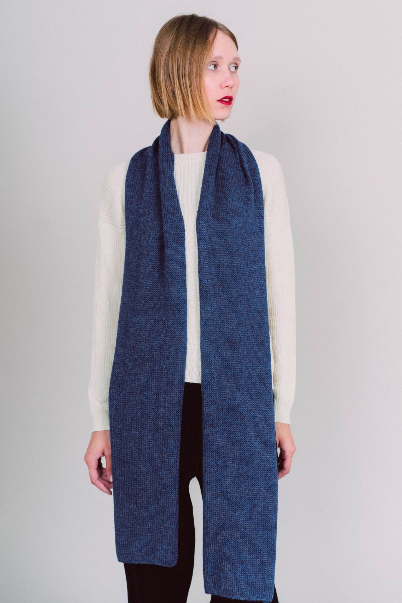 Écharpe en alpaga bleu pour femme, modèle Mayu. Un accessoire doux et chic pour l’hiver, ajoutant confort et élégance à vos tenues.