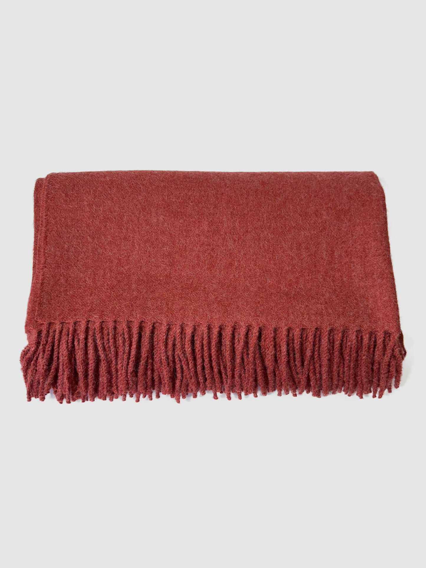 Rote Sofadecke aus hochwertiger Alpaka-Wolle – Kuschelige Wolldecke für gemütliche Abende und luxuriösen Komfort auf Ihrem Sofa.