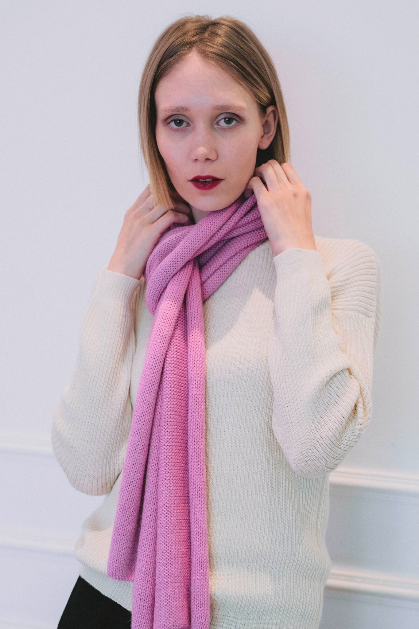 Warme roze winter sjaal voor dames – model Mayu, vervaardigd uit premium alpaca wol. Licht, stijlvol en perfect voor koude dagen.