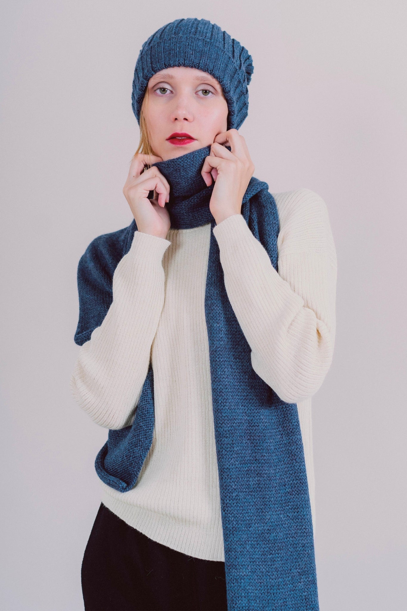 Luxe sjaal blauw dames – model Mayu van alpaca. Warme, zachte wollen sjaal, perfect voor koude winterdagen en stijlvolle outfits.