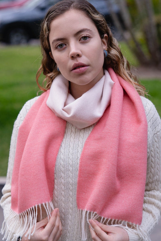 BUFANDA BLANCO Y CORAL - 100% BABY ALPACA