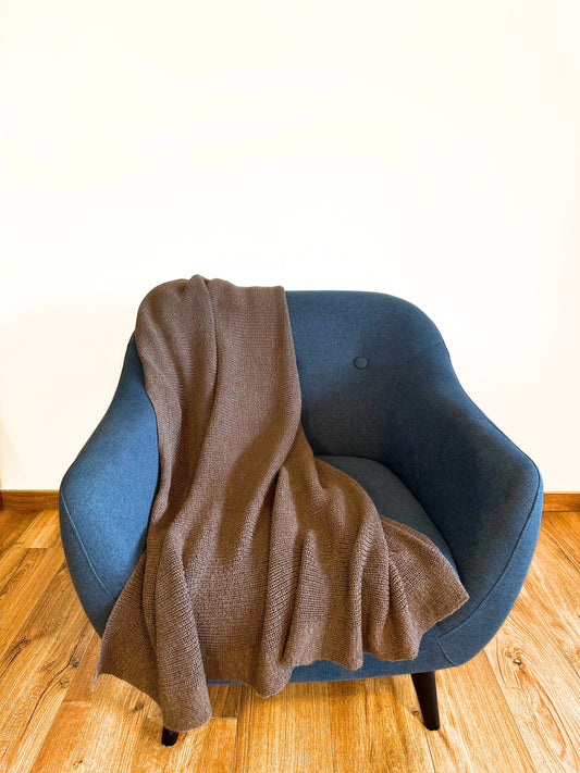 Soft brown alpaca throw for sofa or bed, elegant "Comfort" model, adding warmth and style to any room. Perfect for cozy interiors and luxury comfort.