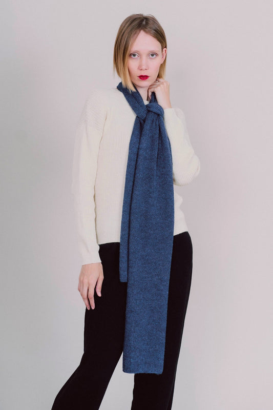 ufanda de alpaca azul para mujer, modelo Mayu, hecha con lana de alta calidad, suave y cálida para los días fríos, ideal para complementar tu estilo invernal.