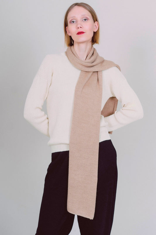 Bufanda beige de alpaca para invierno, hecha con lana de alta calidad, perfecta para mantenerte cálida y estilosa durante los días fríos.