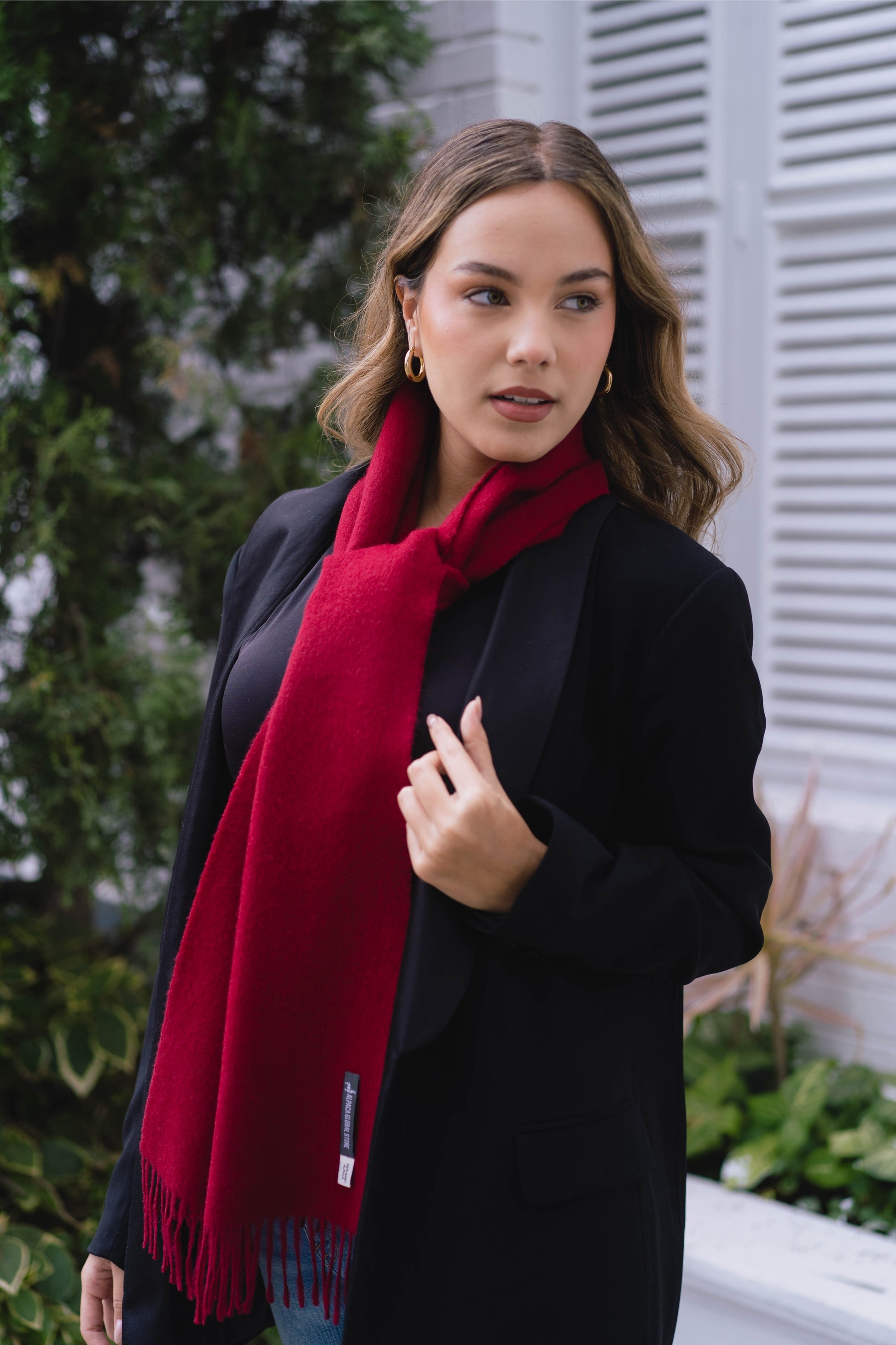 Soft and stylish alpaca scarf in wine color, perfect for elegant winter outfits.
