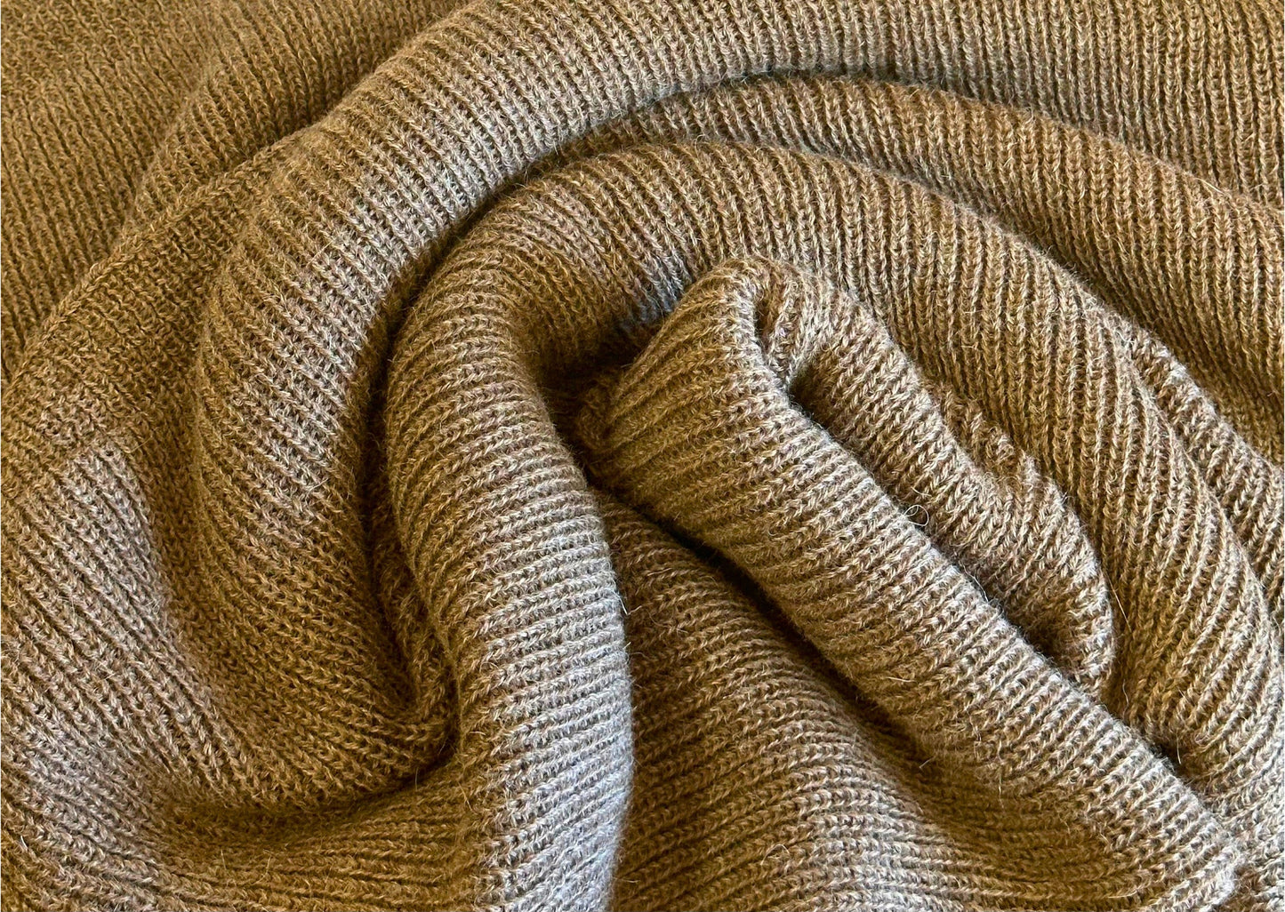 Braune Alpaka Decke "Comfort“ für Sofa und Bett – weiche, warme Decke aus hochwertiger Alpaka-Wolle für ultimativen Komfort und Gemütlichkeit.