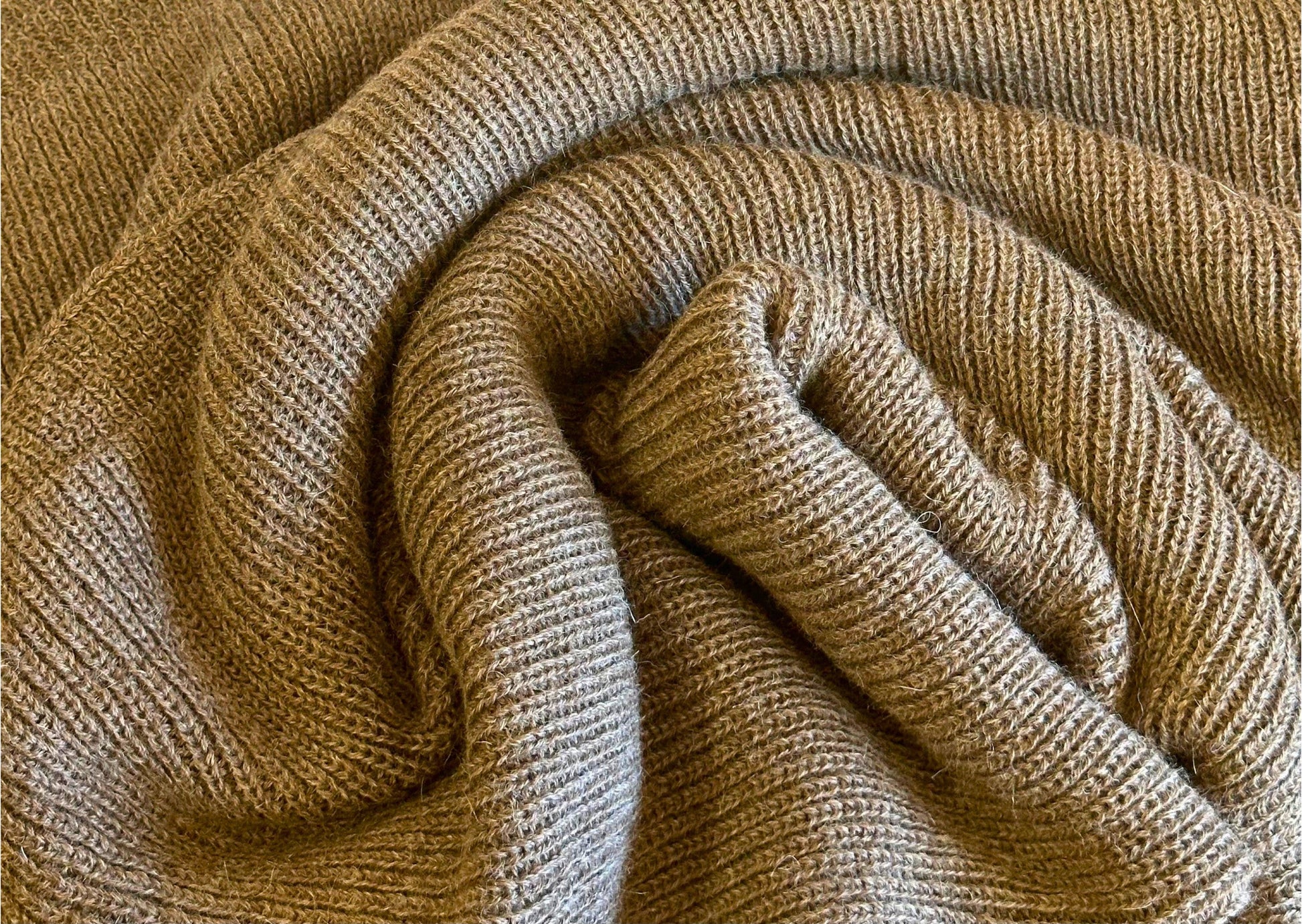 Braune Alpaka Decke "Comfort“ für Sofa und Bett – weiche, warme Decke aus hochwertiger Alpaka-Wolle für ultimativen Komfort und Gemütlichkeit.