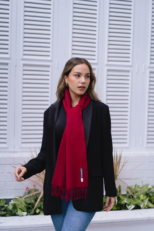 Écharpe bordeaux en alpaga pour femme et homme, alliant confort, chaleur et style. L’accessoire idéal pour l’hiver, chic et intemporel.