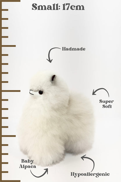 Peluche alpaga blanc fait main, une peluche douce et élégante idéale pour offrir confort et tendresse. Un doudou unique pour des moments réconfortants.