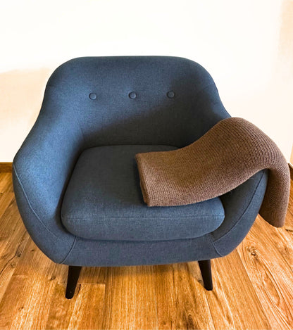 Plaid en laine d’alpaga marron sur canapé, modèle Comfort, élégant et chaud