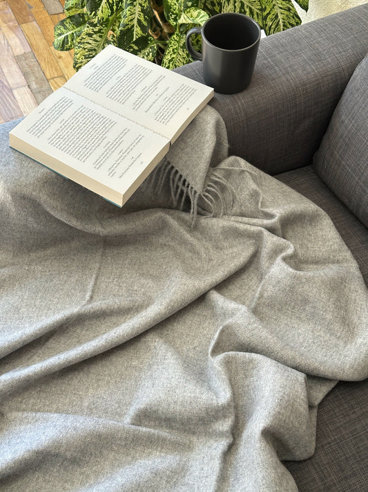 Plaid gris en laine d’alpaga, modèle élégant et confortable, parfait pour un canapé ou un lit moderne